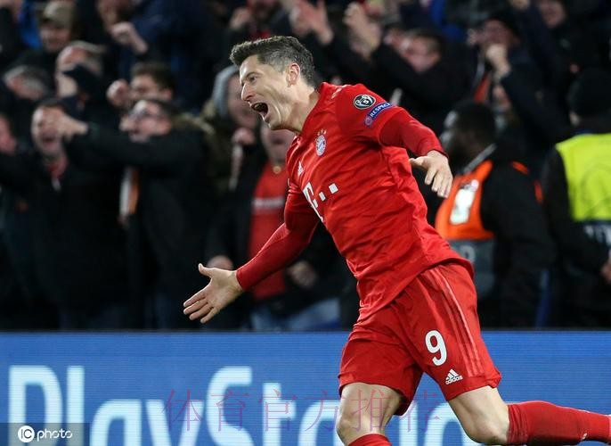 皇马当年与莱万预签的合同曝光 年薪860万签6年